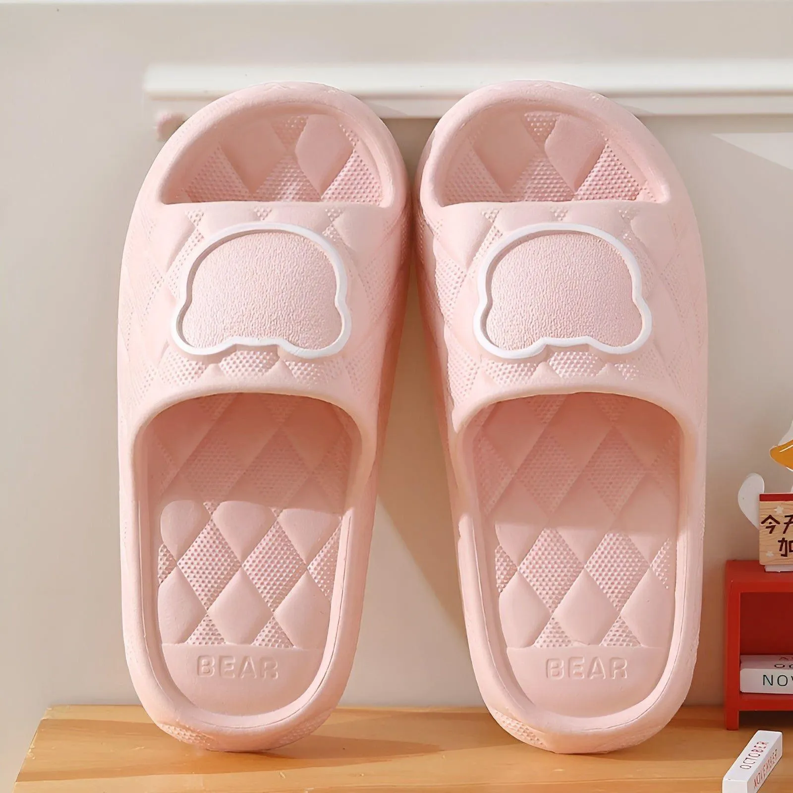 Axelle Slippers - Weicher Damen-BadeHausschuhe mit Bärenprint