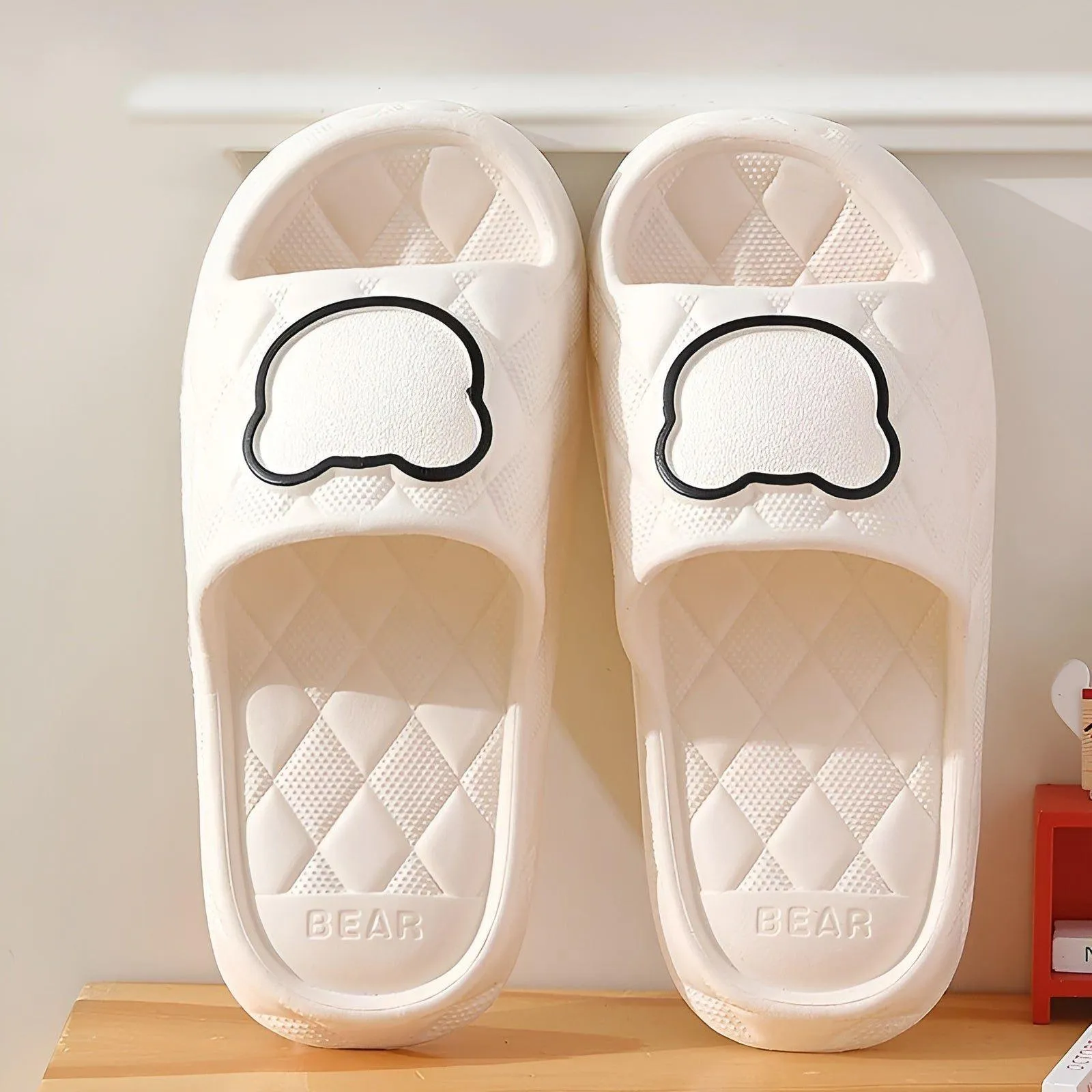 Axelle Slippers - Weicher Damen-BadeHausschuhe mit Bärenprint