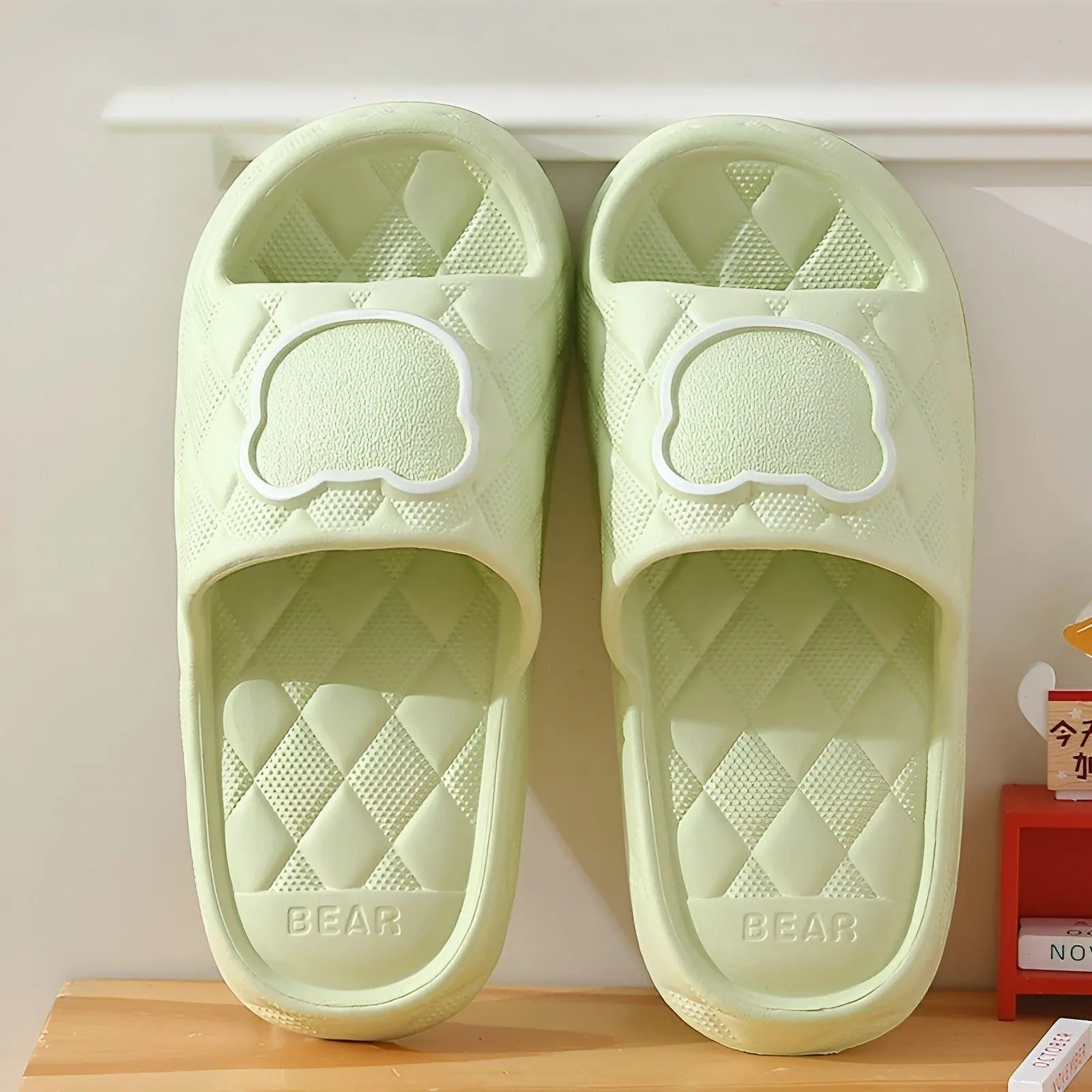 Axelle Slippers - Weicher Damen-BadeHausschuhe mit Bärenprint