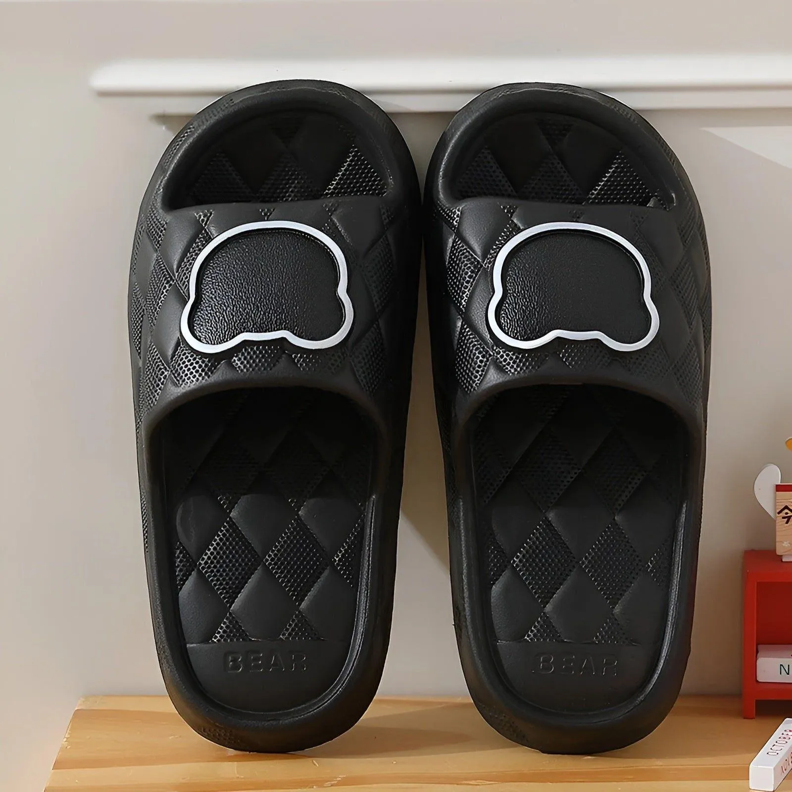 Axelle Slippers - Weicher Damen-BadeHausschuhe mit Bärenprint