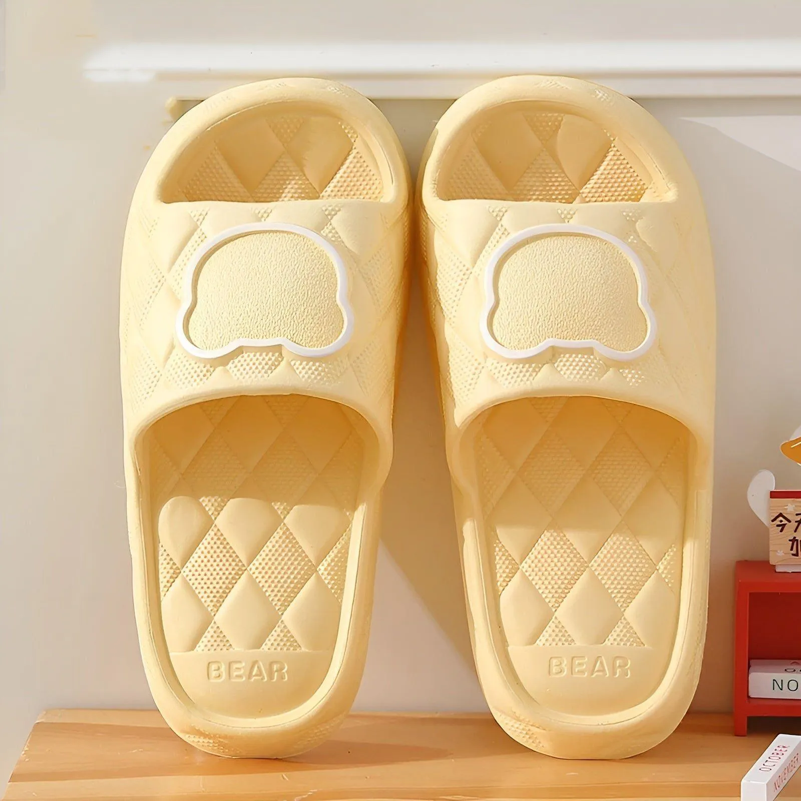 Axelle Slippers - Weicher Damen-BadeHausschuhe mit Bärenprint