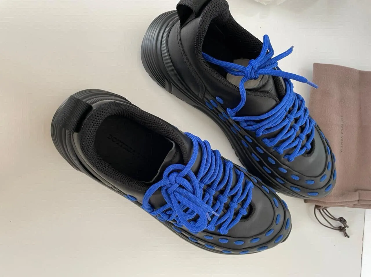 NIB $950 Bottega Veneta Mens Leather Black/Blue Sneakers 9.5 US 578305 1014
